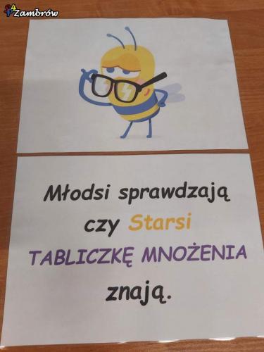 Młodsi sprawdzają czy starsi tabliczkę mnożenia znają