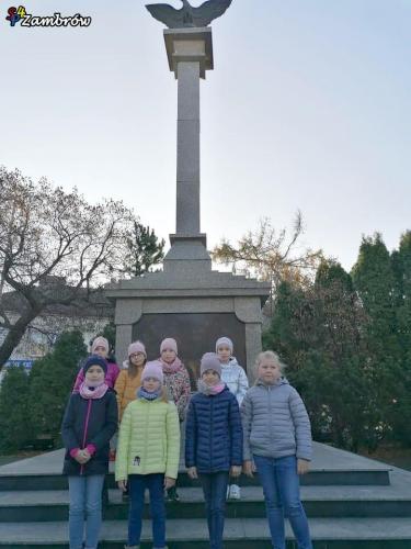 Uczennice klas 2c i 2d stoją przed Pomnikiem Powstania Styczniowego